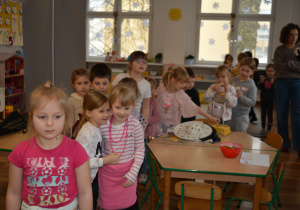 Dzieci ustawiają się do degustacji miodu.