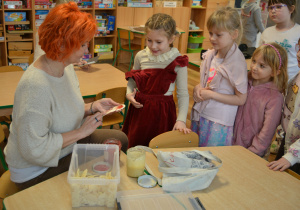 Dzieci degustują miody.