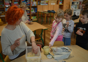 Dzieci degustują miody.