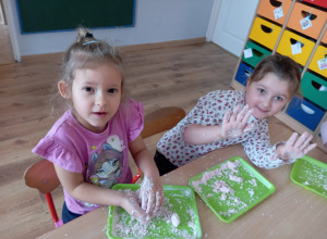 Zabawy sztucznym śniegiem