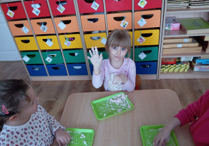 Zabawy sztucznym śniegiem