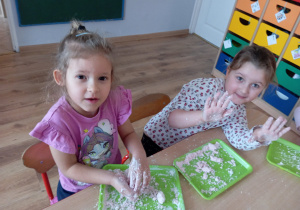 Zabawy sztucznym śniegiem