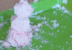 Zabawy sztucznym śniegiem