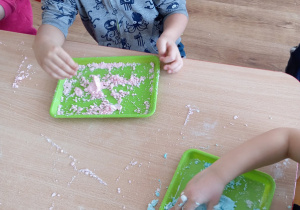 Zabawy sztucznym śniegiem