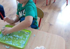 Zabawy sztucznym śniegiem