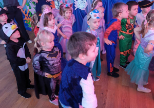 Dzieci bawią się podczas balu karnawałowego
