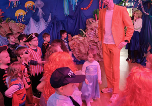 Dzieci bawią się podczas balu karnawałowego