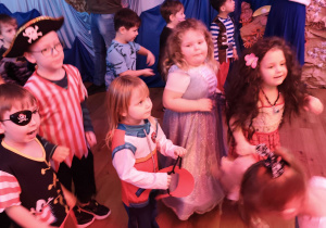 Dzieci bawią się podczas balu karnawałowego