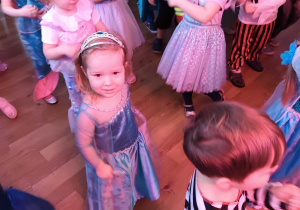 Dzieci bawią się podczas balu karnawałowego