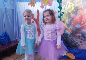 Dzieci bawią się podczas balu karnawałowego