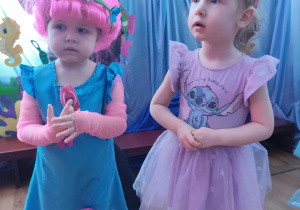 Dzieci bawią się podczas balu karnawałowego