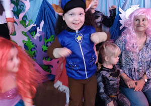 Dzieci bawią się podczas balu karnawałowego