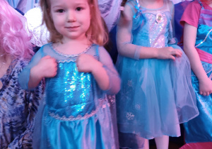 Dzieci bawią się podczas balu karnawałowego