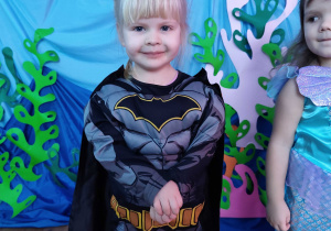 Dzieci bawią się podczas balu karnawałowego