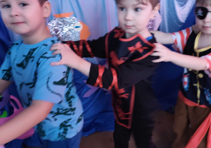 Dzieci bawią się podczas balu karnawałowego