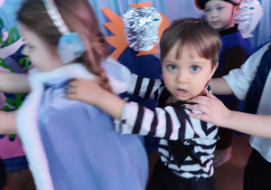 Dzieci bawią się podczas balu karnawałowego