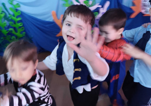 Dzieci bawią się podczas balu karnawałowego