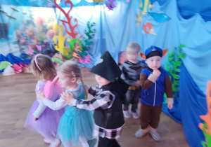 Dzieci bawią się podczas balu karnawałowego
