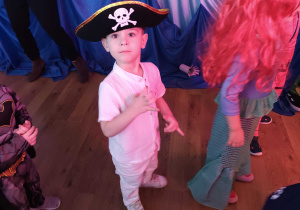 Dzieci bawią się podczas balu karnawałowego