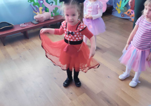 Dzieci bawią się podczas balu karnawałowego