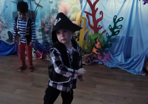 Dzieci bawią się podczas balu karnawałowego