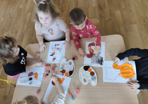 Dzieci wykonują pracę plastyczną