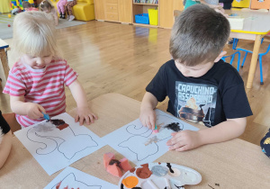 Dzieci wykonują pracę plastyczną