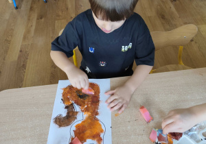 Dzieci wykonują pracę plastyczną