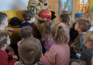 Strażak opowiada dzieciom o swojej pracy