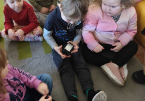 Dzieci poznają sprzęt strażacki