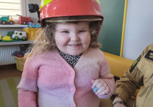 Ola w strażackim kasku