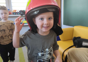 Kuba w strażackim kasku