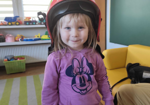 Ala w strażackim kasku