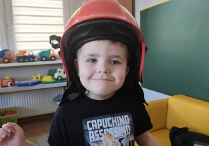 Filip w strażackim kasku