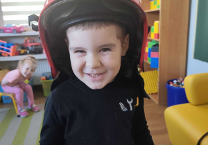 Ignaś w strażackim kasku