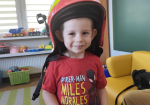 Wojtek w strażackim kasku