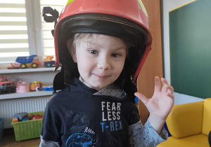 Juliusz w strażackim kasku