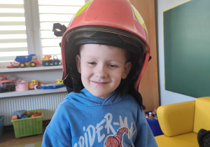 Oliwier w strażackim kasku