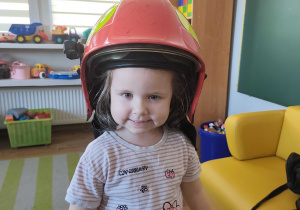 Michasia w strażackim kasku