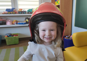 Gabrysia w strażackim kasku