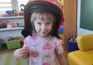 Zuzia w strażackim kasku