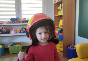 Julka w strażackim kasku