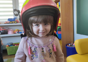 Helenka w strażackim kasku