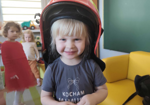 Ania w strażackim kasku