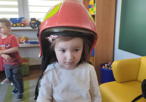 Justyna w strażackim kasku