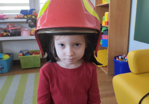 Laura w strażackim kasku