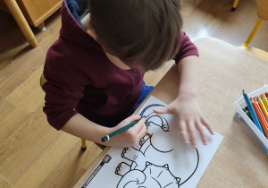 Juliusz koloruje dinozaura