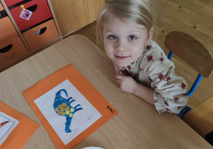 Liwia prezentuje swoją prace plastyczną