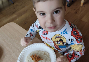 Dzieci robią odciski dinozaurów w masie solnej