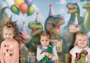 Dzieci pozują do zdjęcia na tle ścianki tematycznej